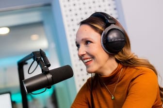 Die Komikerin Carolin Kebekus sitzt für eine Podcast-Aufnahme in einem Tonstudio (Archivbild): Putins Schönheitsoperationen bieten genug Stoff für einige WItze.