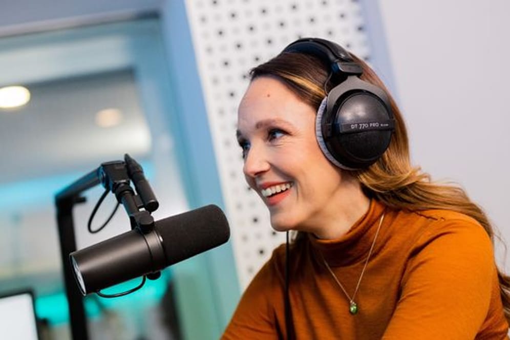Die Komikerin Carolin Kebekus sitzt für eine Podcast-Aufnahme in einem Tonstudio (Archivbild): Putins Schönheitsoperationen bieten genug Stoff für einige WItze.