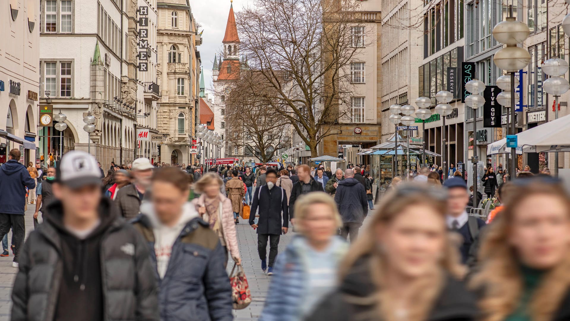 Münchner Innenstadt: Auch, wenn die Inzidenzen weiterhin hoch sind, sind vielerorts alle Corona-Maßnahmen aufgehoben worden.