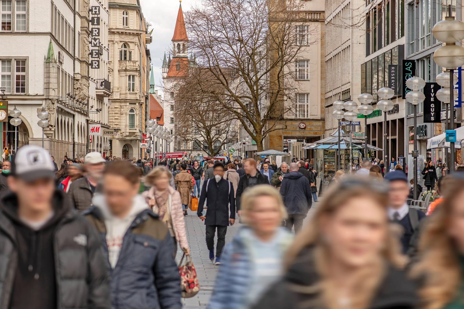 Münchner Innenstadt: Auch, wenn die Inzidenzen weiterhin hoch sind, sind vielerorts alle Corona-Maßnahmen aufgehoben worden.