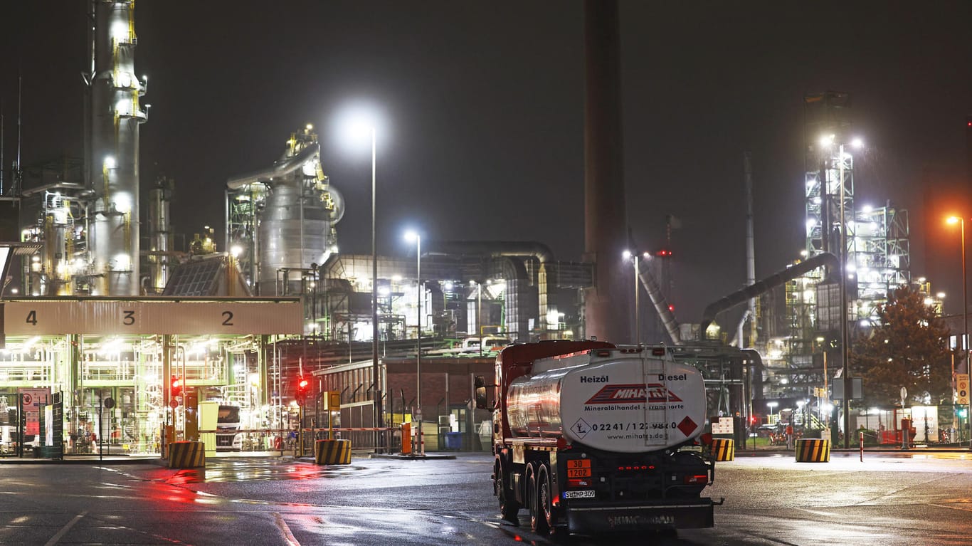 Eine Raffinerie in Köln (Symbolbild): Die Benzinpreise hängen stark vom Rohölpreis ab.