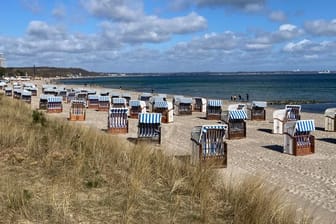 Strandkörbe stehen an einem Strand an der Ostsee