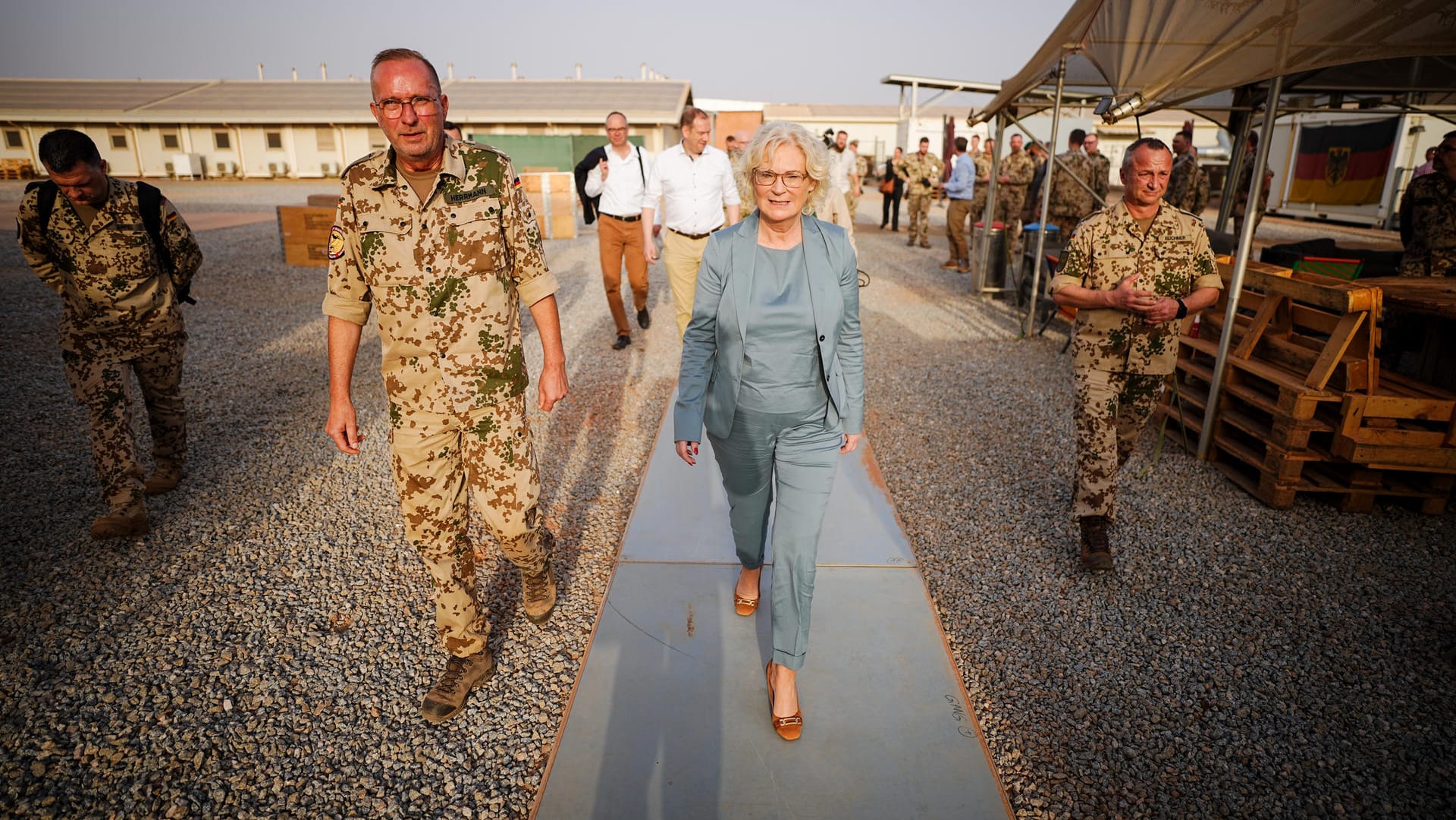 Verteidigungsministerin Lambrecht bei der Bundeswehr in Mali.