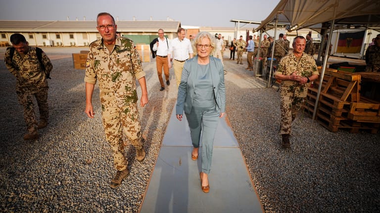 Verteidigungsministerin Lambrecht bei der Bundeswehr in Mali.