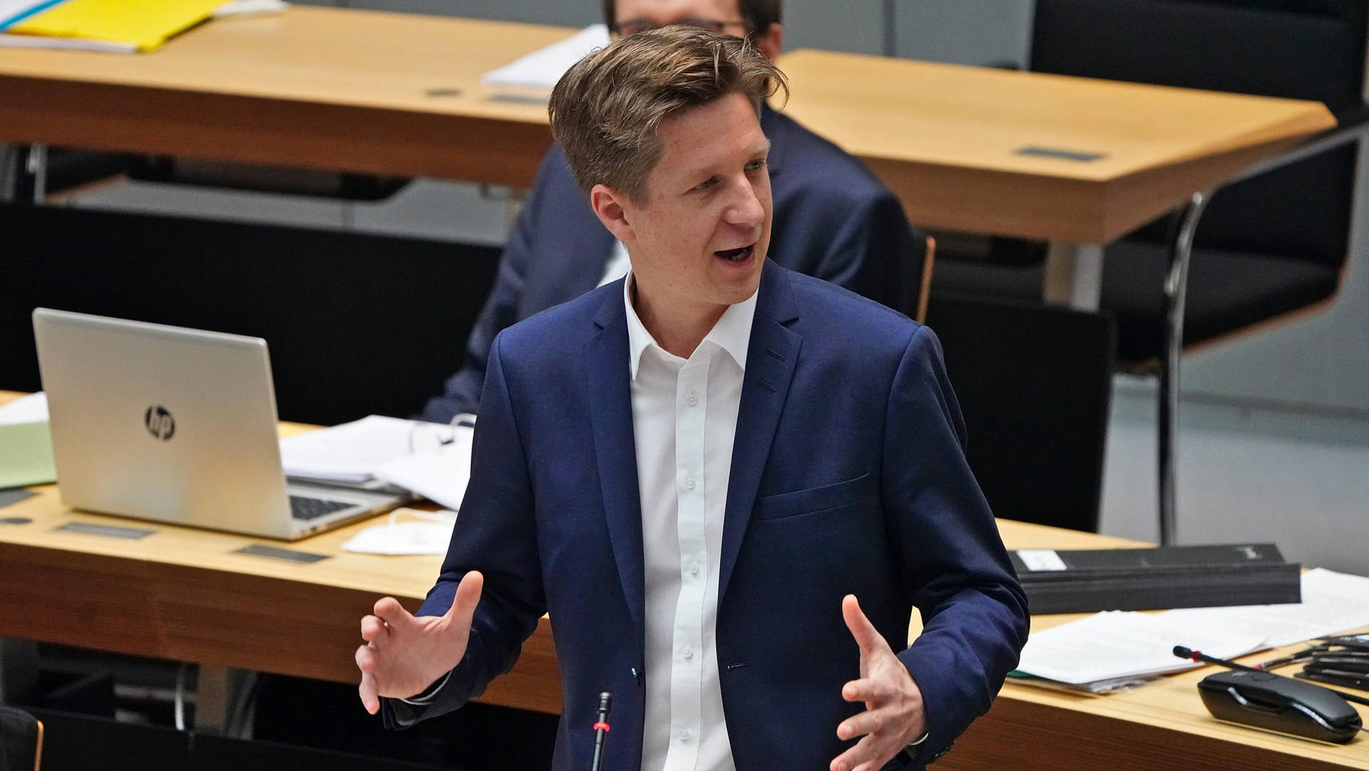 Berlins Finanzsenator Daniel Wesener bei einer Plenarsitzung im Abgeordnetenhaus (Archivbild): Das Land darf für dieses Quartal gestiegene Einnahmen vermelden.