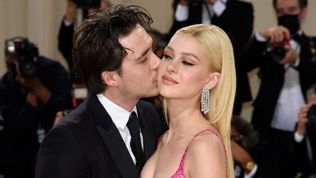 Brooklyn Beckham (l) und Nicola Peltz bei der Benefizgala des Costume Institute des Metropolitan Museum of Art 2021.