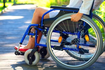 Frau im Rollstuhl (Symbolbild): Über die Zuzahlungsbefreiung entscheidet ausschließlich die Krankenkasse.