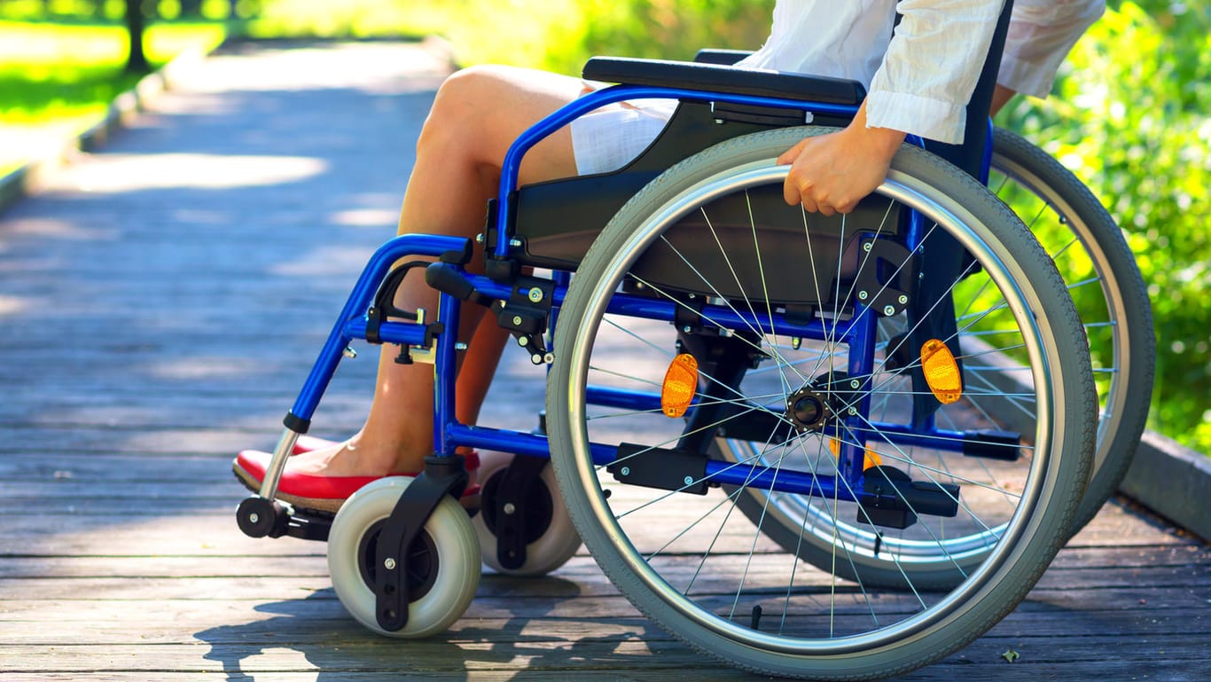 Frau im Rollstuhl (Symbolbild): Über die Zuzahlungsbefreiung entscheidet ausschließlich die Krankenkasse.