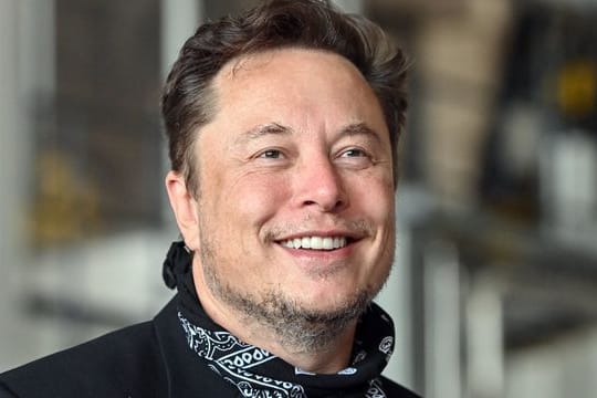 Tesla-Chef Elon Musk bei einem Pressetermin in der neuen Giga-Fabrik in Grünheide.