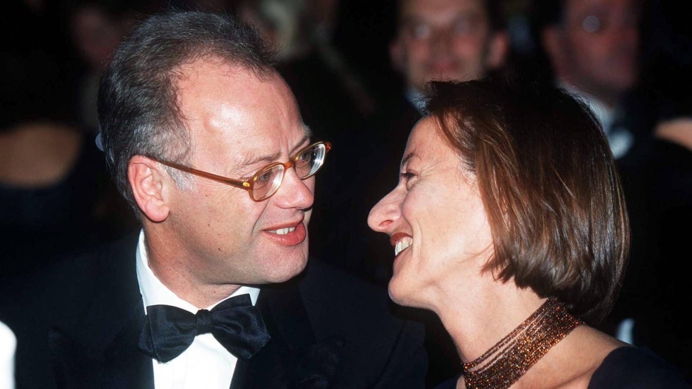 Rudolf Scharping kosteten Poolbilder mit seiner neuen Liebe Kristina Gräfin Pilati-Borggreve 2001 den Ruf als Verteidigungsministers. Ein Jahr später wurde er wegen einer Lobby-Affäre entlassen.