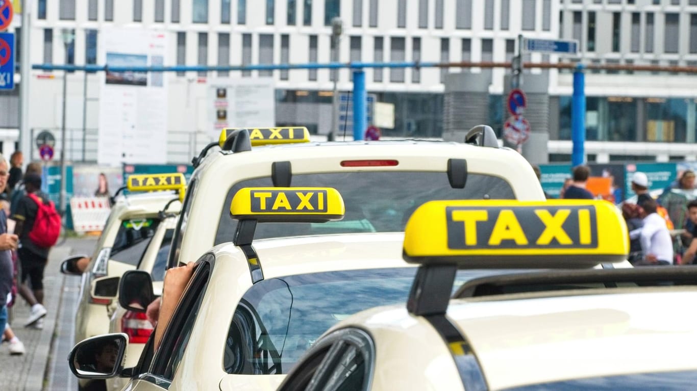 Taxis in Berlin (Symbolbild): Fahrer und Firmen stehen wegen der hohen Spritpreise unter Druck.