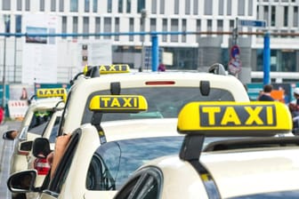 Taxis in Berlin (Symbolbild): Fahrer und Firmen stehen wegen der hohen Spritpreise unter Druck.