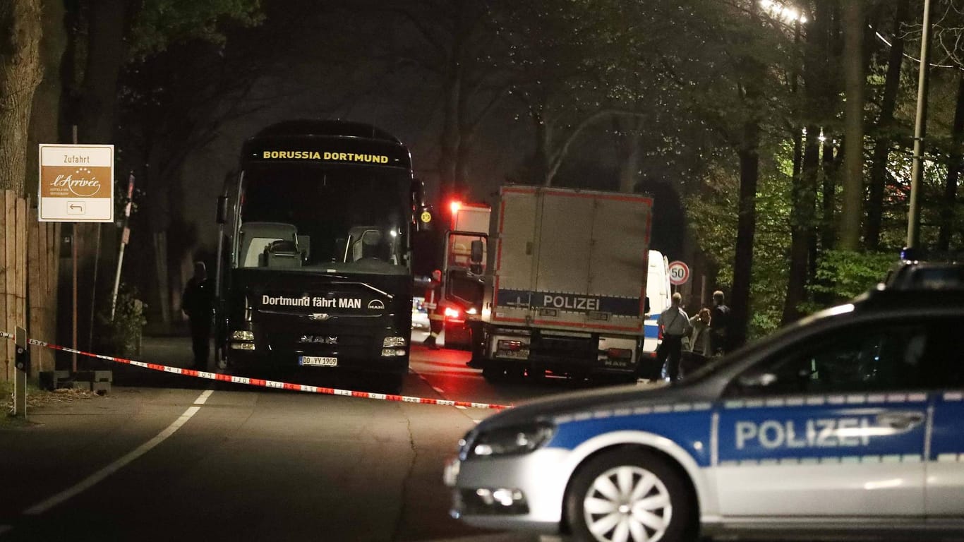 Der Dortmunder Mannschaftsbus nach dem Anschlag am 11. April 2017 (Archivbild): Das Attentat wirkt noch bis heute auf einige Spieler ein.