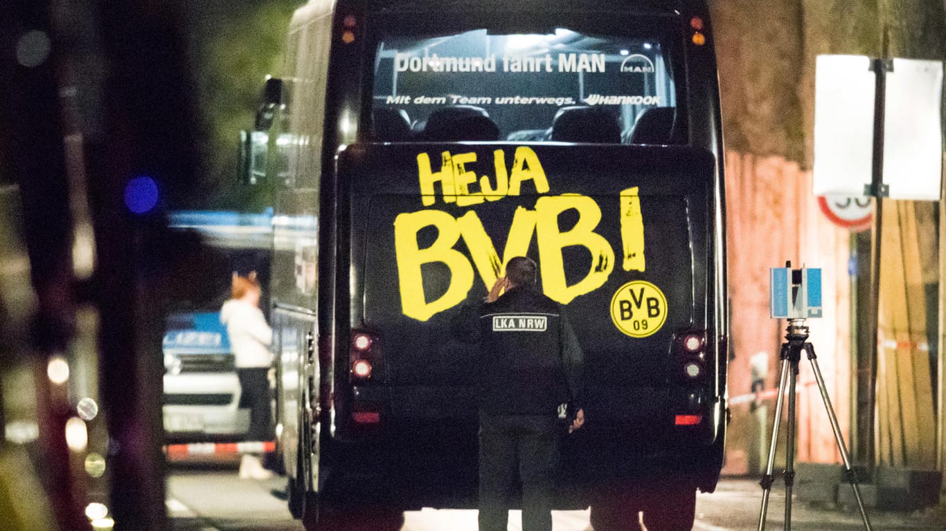 Der Dortmunder Mannschaftsbus nach dem Anschlag am 11. April 2017 (Archivbild): Es dauerte lange, bis sich die betroffenen Spieler von dem Attentat erholten.
