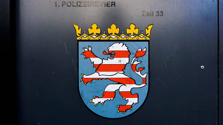 Briefkasten des 1. Polizeireviers in Frankfurt (Symbolbild): Gegen fünf Polizeibeamte aus dem 1. Revier hat die Staatsanwaltschaft Anklage erhoben. Revier