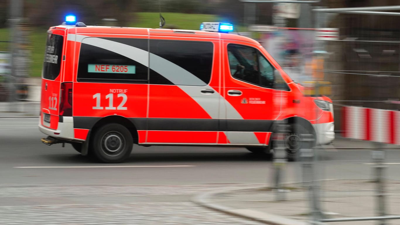 Rettungswagen (Symbolbild): Die Feuerwehr barg die bewusstlosen Männer, der 27-Jährige starb jedoch noch an der Unfallstelle.