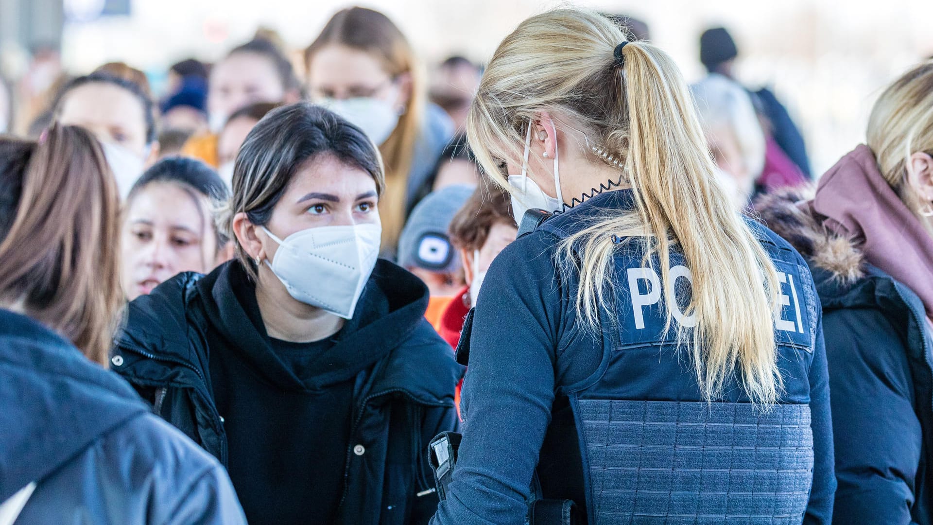 Beamtin der Bundespolizei im Gespräch mit einer Geflüchteten (Symbolbild): Im öffentlichen Dienst gelten besondere Regeln für Kündigungen.