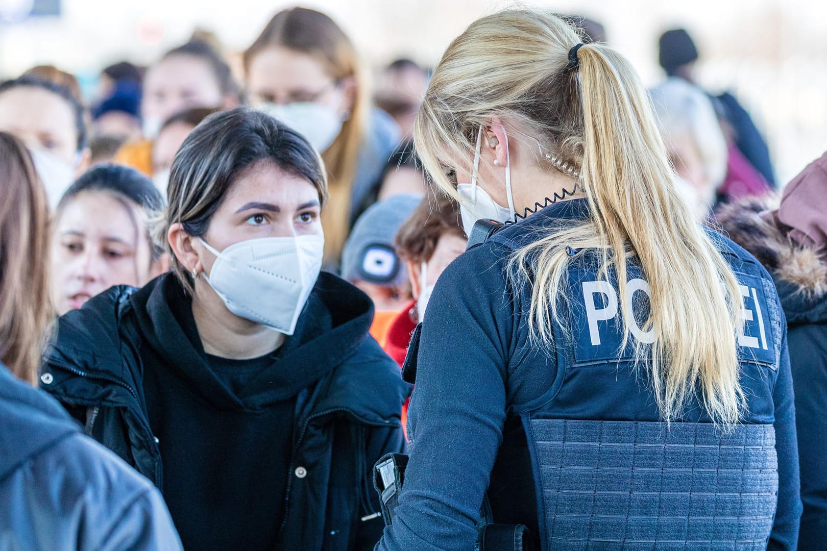 Beamtin der Bundespolizei im Gespräch mit einer Geflüchteten (Symbolbild): Im öffentlichen Dienst gelten besondere Regeln für Kündigungen.