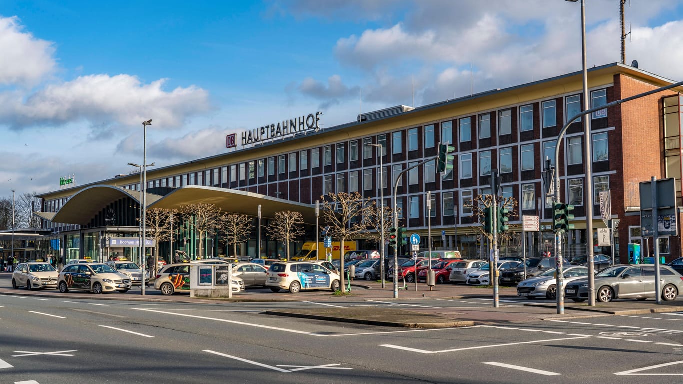 Der Hauptbahnhof von Bochum (Archivbild): Der Zug konnte gerade noch bremsen.