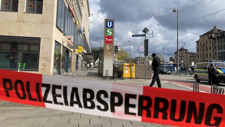 Polizeiabsperrung am Stachus in München: Dort wurde am Sonntagmorgen ein Mann erstochen.