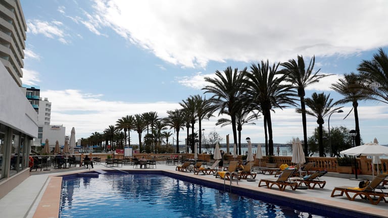 Swimmingpool eines Hotels: Mallorca erwartet zu Ostern zum ersten Mal seit Ausbruch der Corona-Pandemie vor gut zwei Jahren wieder volle Hotels.
