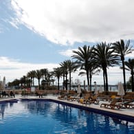 Swimmingpool eines Hotels: Mallorca erwartet zu Ostern zum ersten Mal seit Ausbruch der Corona-Pandemie vor gut zwei Jahren wieder volle Hotels.