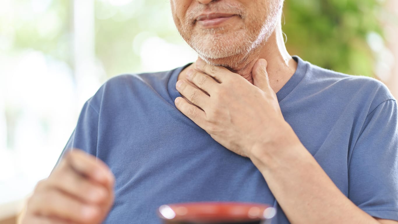 Ist die Schilddrüse vergrößert, kommt es manchmal zu Beschwerden im Halsbereich – im Extremfall sogar zu Problemen beim Schlucken.