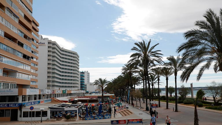 Hotels und Geschäfte am Strand von Arenal: Auf Mallorca beginnt die Hochsaison am 2. Mai.
