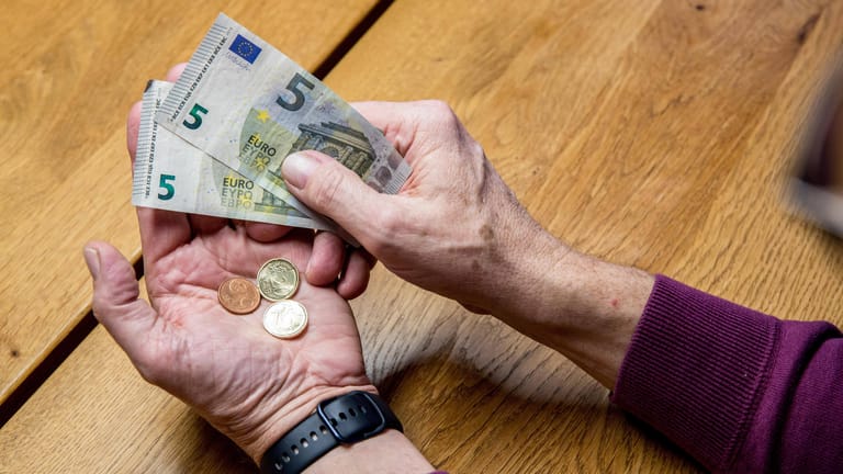 Eine Rentnerin zählt ihr Geld (Symbolbild): Älteren Menschen greift die Ampel nur wenig unter die Arme.
