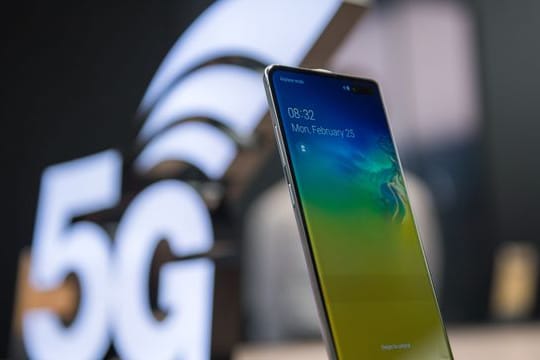 Gegen den allgemeinen Trend: Bei 5G-Smartphones sinken die Preise weiter, prognostizieren Branchenexperten.