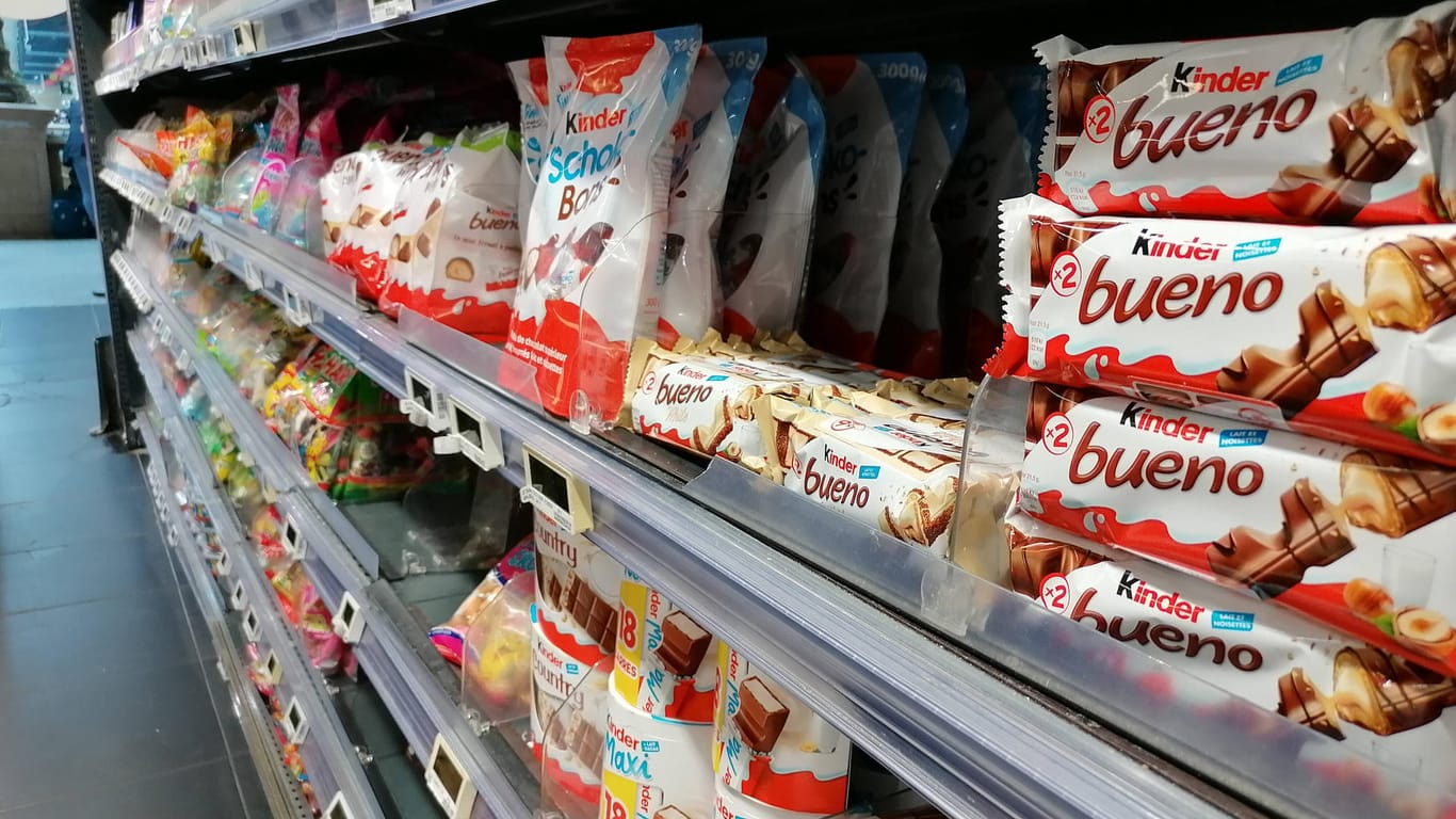 Süßigkeiten von Ferrero in einem Supermarktregal (Symbolbild): Verschiedene Produkte wurden in den vergangenen Tagen zurückgerufen, nun wird sogar gegen den Konzern ermittelt.