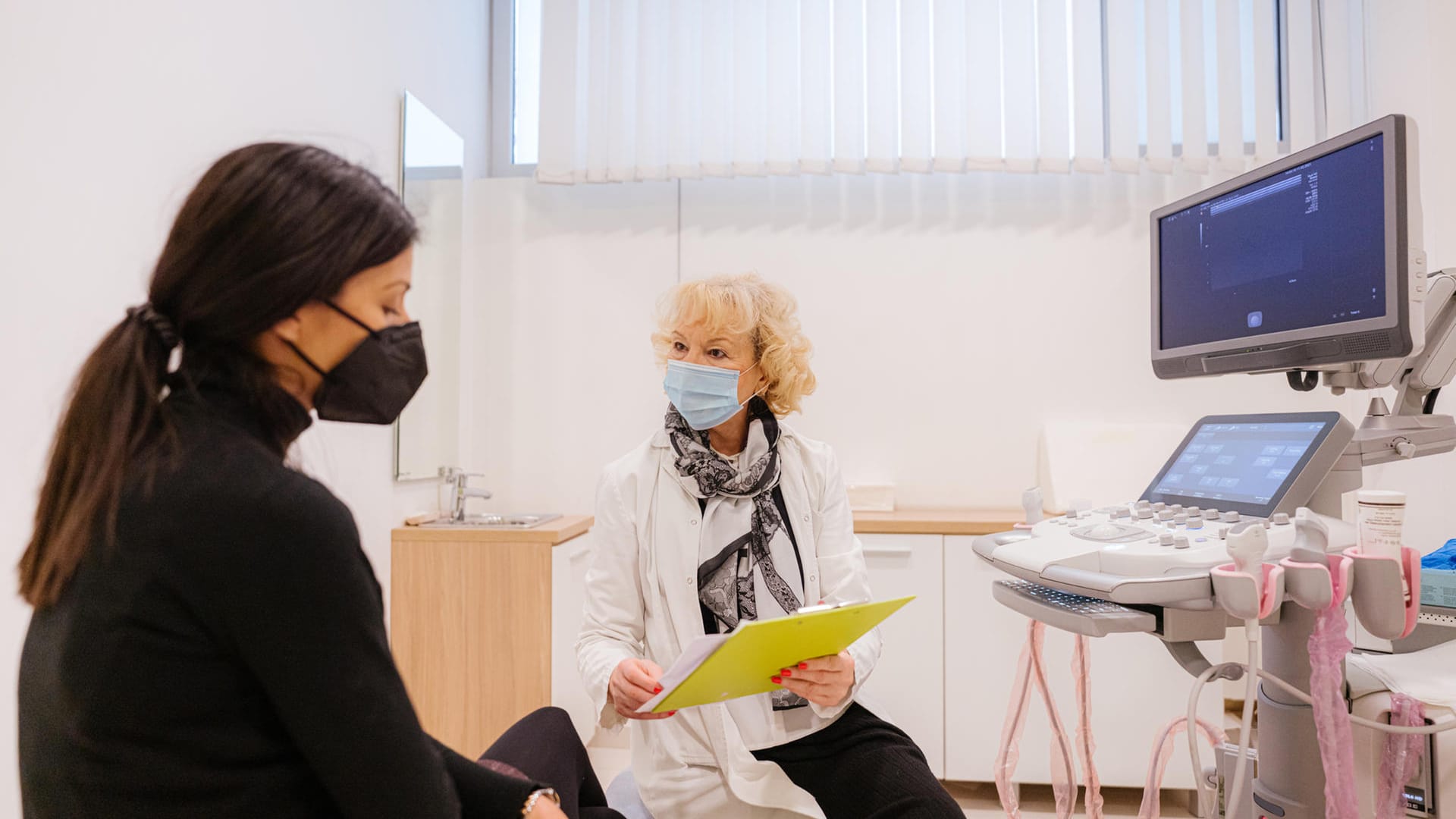 Frau im Arztzimmer (Symbolbild): Empfohlen wird das professionelle Abtasten der Brust (Taktilographie) einmal im Jahr.