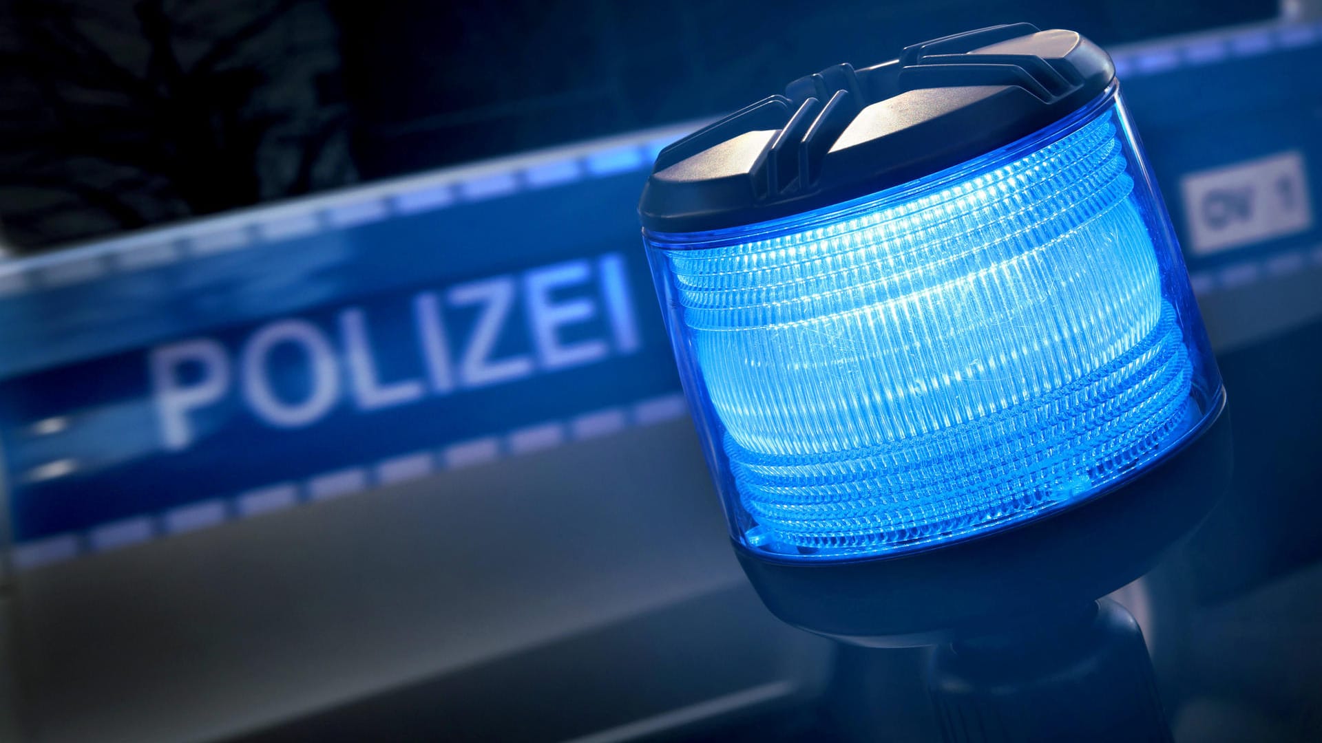 Die Polizei ist mit Blaulicht im Einsatz (Symbolbild): Die Polizei ging rasch von einem Tötungsdelikt aus.