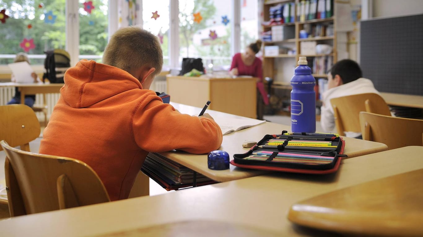 Grundschüler sitzen an ihren Tischen in einem Klassenraum (Symbolbild): In Hamburg soll Zweitklässlern ein Arbeitsblatt mit rassistischer Sprache ausgeteilt worden sein.