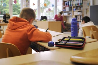Grundschüler sitzen an ihren Tischen in einem Klassenraum (Symbolbild): In Hamburg soll Zweitklässlern ein Arbeitsblatt mit rassistischer Sprache ausgeteilt worden sein.