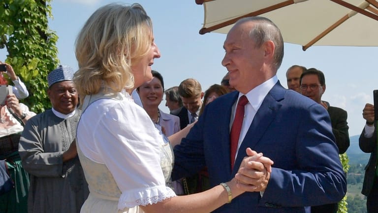 Tanz mit Putin: Kneissl soll Putin persönlich zu ihrer Hochzeit eingeladen haben – der Präsident nahm an.