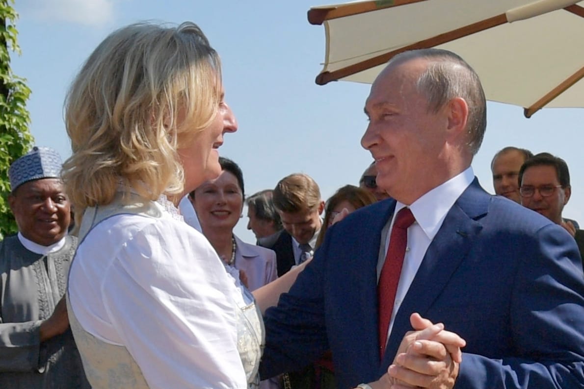 Tanz mit Putin: Die ehemalige Außenministerin Karin Kneissl hatte den Präsident zur Hochzeit eingeladen – was für international für Aufsehen sorgte.