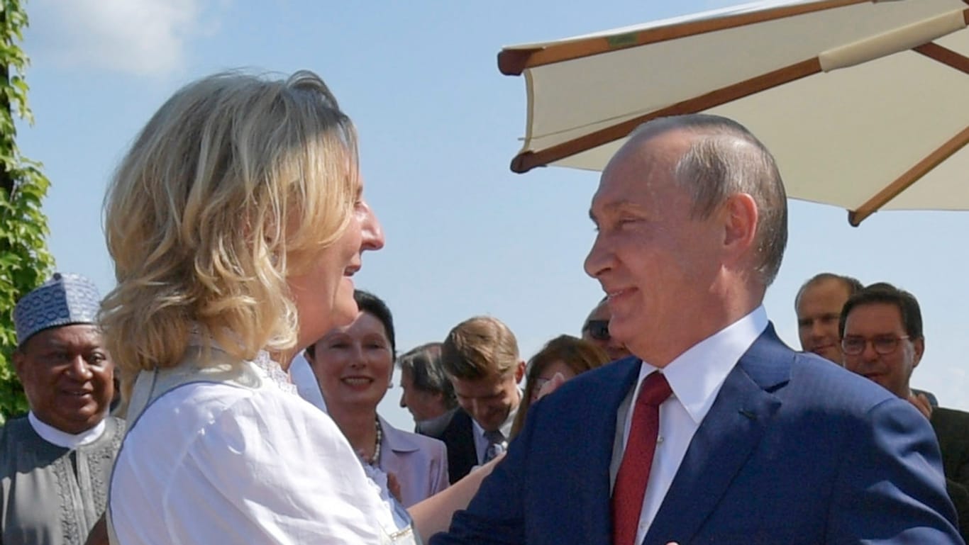 Tanz mit Putin: Die ehemalige Außenministerin Karin Kneissl hatte den Präsident zur Hochzeit eingeladen – was für international für Aufsehen sorgte.