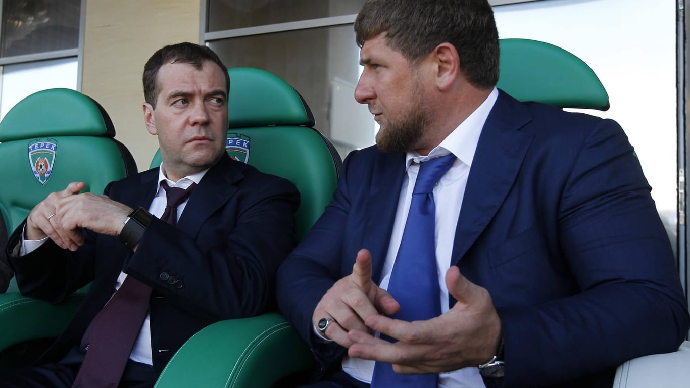 Kadyrow (r.) und der damalige russische Premierminister Dmitri Medwedew im Jahr 2012: Schon vor dem Ukraine-Krieg wurden Kadyrow Menschenrechtsverletzungen vorgeworfen.