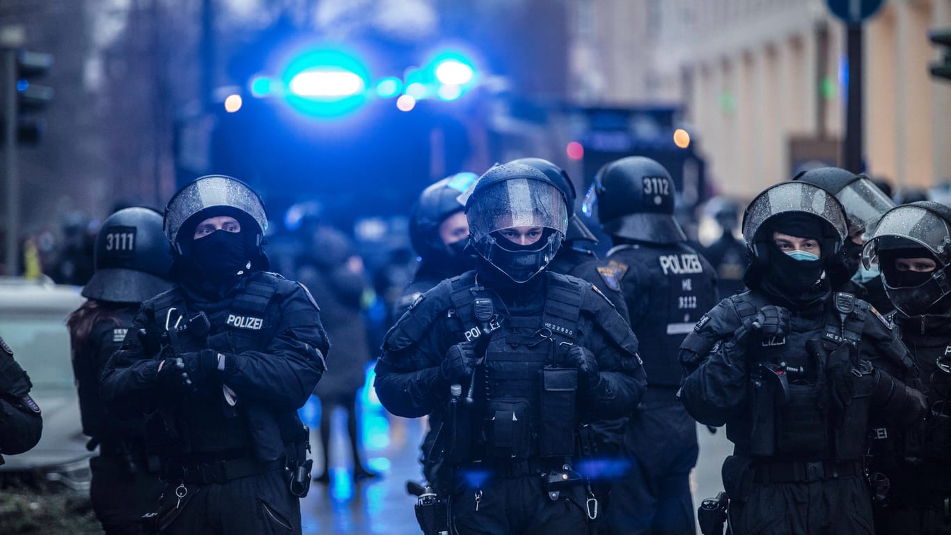 Polizisten bei einer Demonstration in Frankfurt (Archivbild): In Hessen tauchten mehrfach Chatgruppen bei der Polizei mit fragwürdigen Inhalten auf.