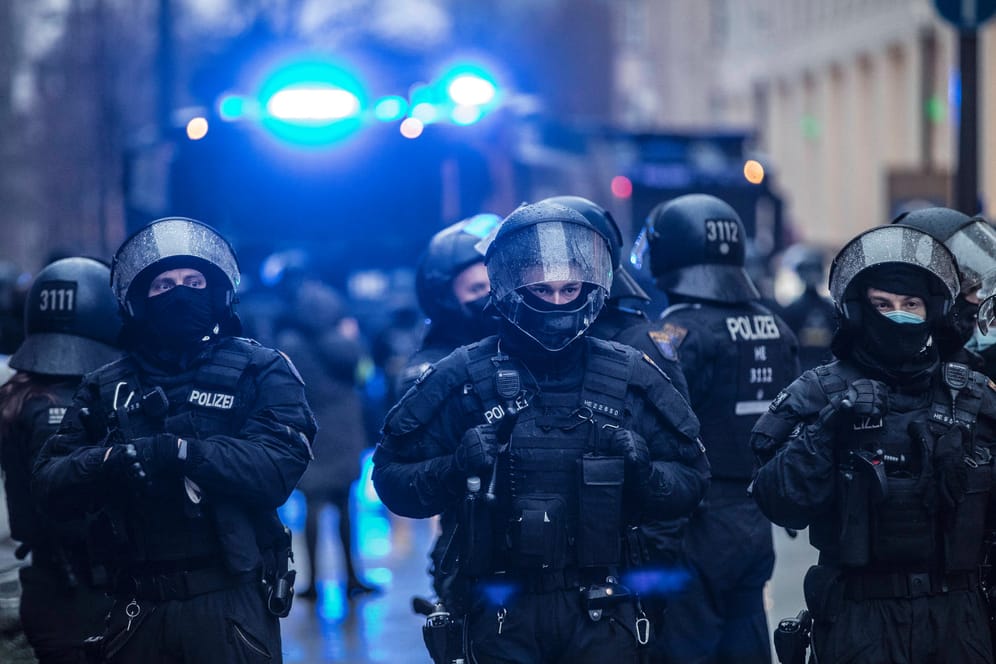 Polizisten bei einer Demonstration in Frankfurt (Archivbild): In Hessen tauchten mehrfach Chatgruppen bei der Polizei mit fragwürdigen Inhalten auf.
