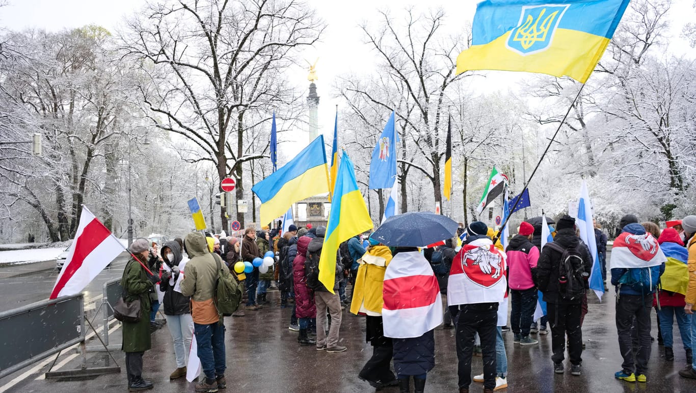 Russinnen und Russen demonstrieren in München gegen den Krieg in der Ukraine (Archivbild). Anfang April trafen sie sich auf dem Europaplatz, am vergangenen Sonntag demonstrierten sie am Marienplatz.