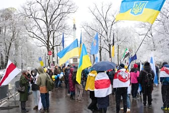 Russinnen und Russen demonstrieren in München gegen den Krieg in der Ukraine (Archivbild). Anfang April trafen sie sich auf dem Europaplatz, am vergangenen Sonntag demonstrierten sie am Marienplatz.