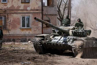 Ein russischer Panzer in Mariupol: Die Stadt steht kurz vor der Eroberung.