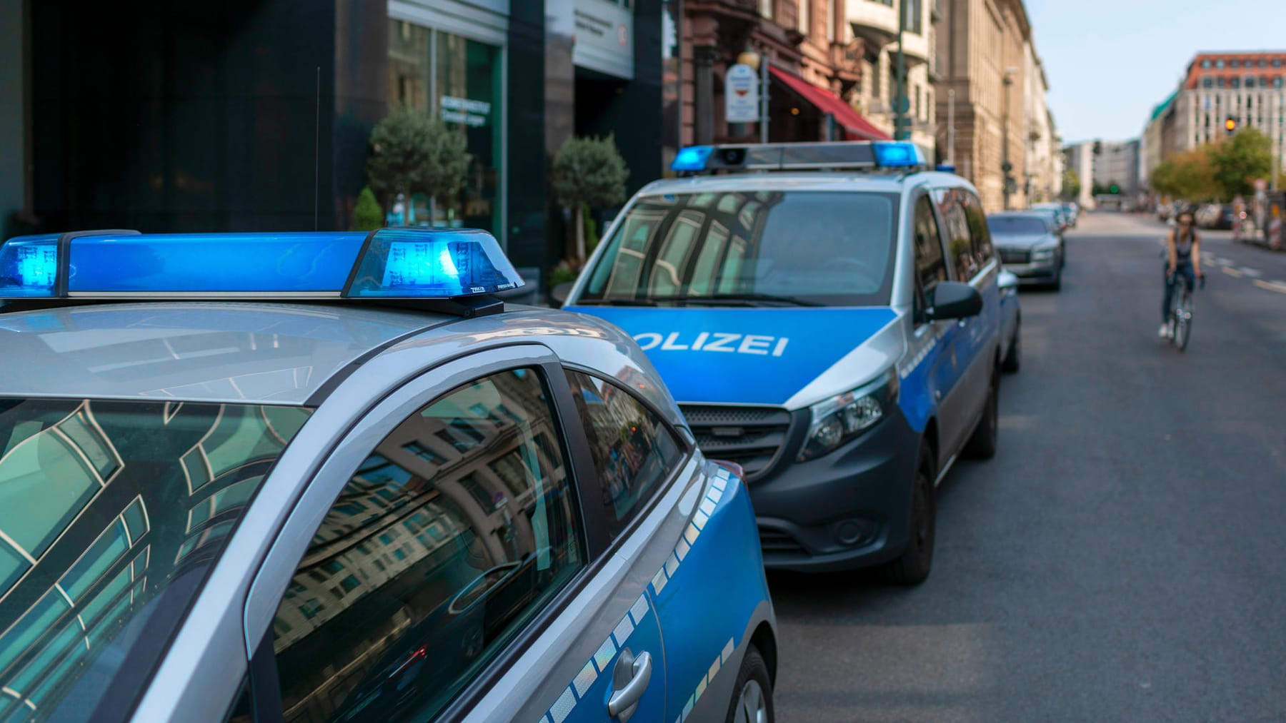 Wann Darf Die Polizei Jemanden In Gewahrsam Nehmen Berlin: Polizei nimmt drei Autodiebe in Gewahrsam