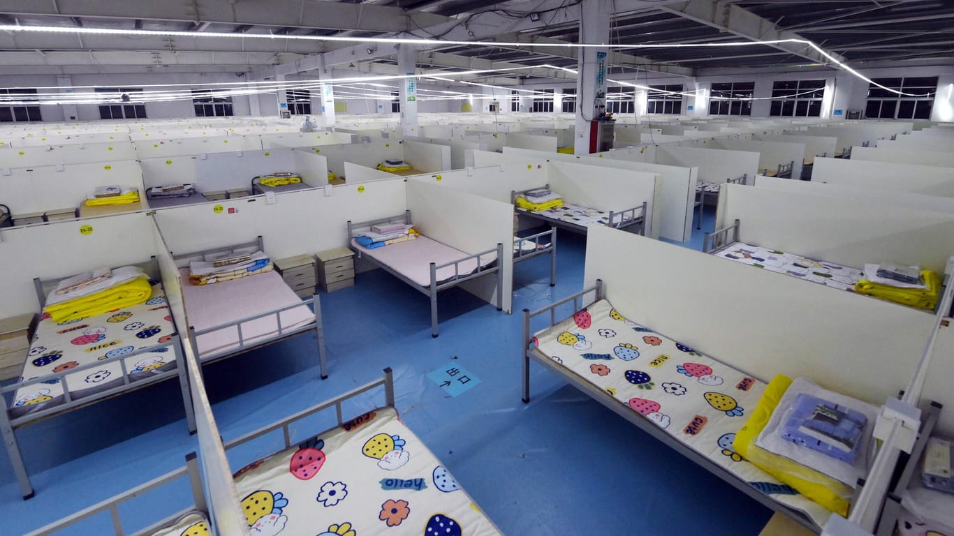 In einer Messehalle stehen 1.700 Betten für Covid-Patienten bereit.