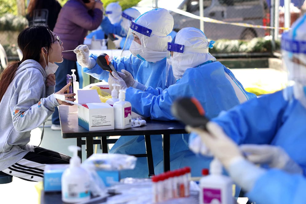 Corona-Test in Shanghai: Die Behörden reagieren mit strikten Maßnahmen auf die steigenden Zahlen.
