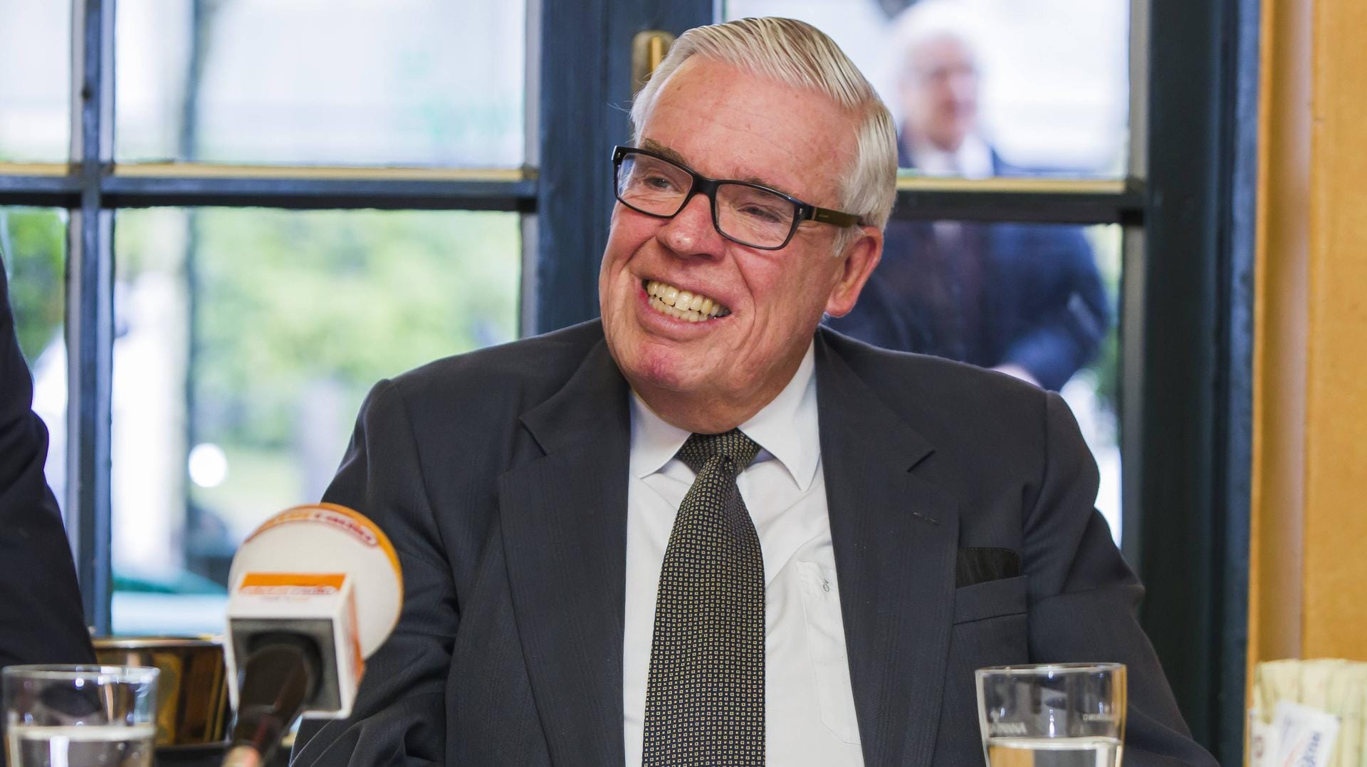 Milliardär Klaus-Michael Kühne, hier beim Abriss des Intercontinental Hotels in Hamburg, hat seinen Lufthansa-Anteil verdoppelt. Milliardär Klaus-Michael Kühne, hier beim Abriss des Intercontinental Hotels in Hamburg, hat seinen Lufthansa-Anteil verdoppelt.