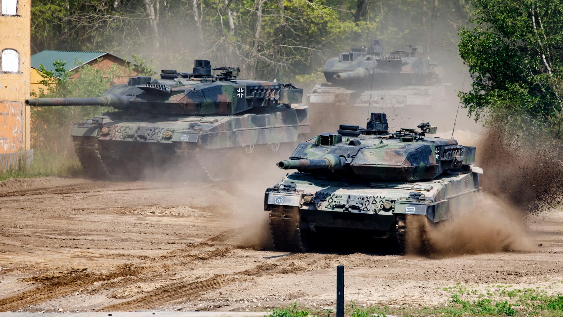 Mehrere Leopard-Panzer der Bundeswehr (Symbolbild): Der Rüstungskonzern Rheinmetall will ausrangierte Panzer des Typs Leopard 1 in die Ukraine liefern.