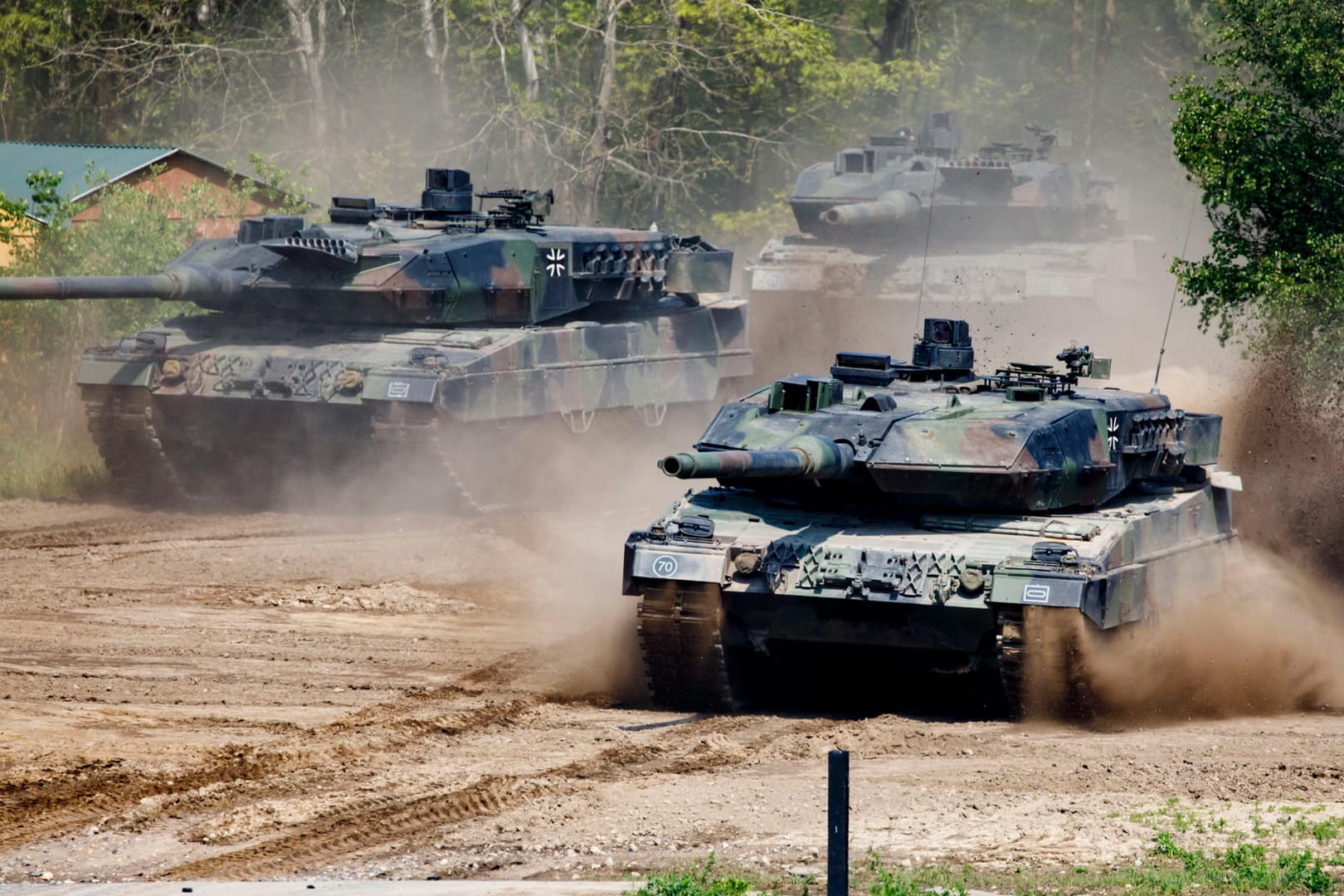 Mehrere Leopard-Panzer der Bundeswehr (Symbolbild): Der Rüstungskonzern Rheinmetall will ausrangierte Panzer des Typs Leopard 1 in die Ukraine liefern.